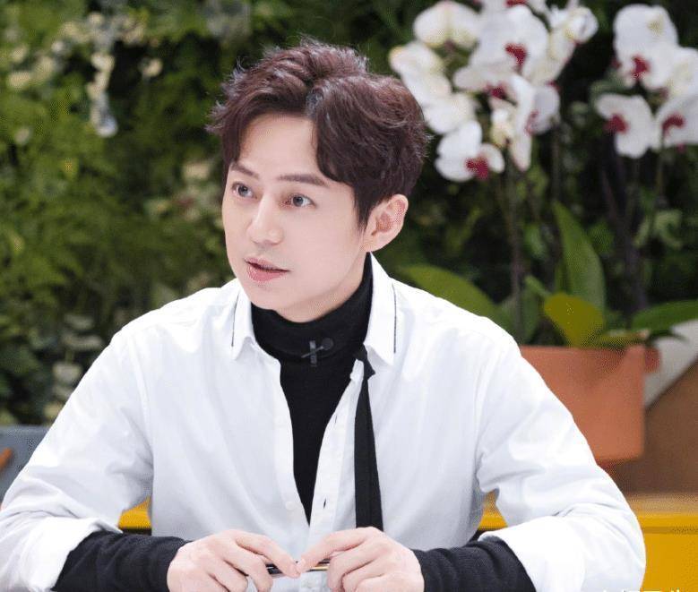 何炅真有172cm?与167cm的杨紫同框时,有无说谎很明显_身高_官方_感觉