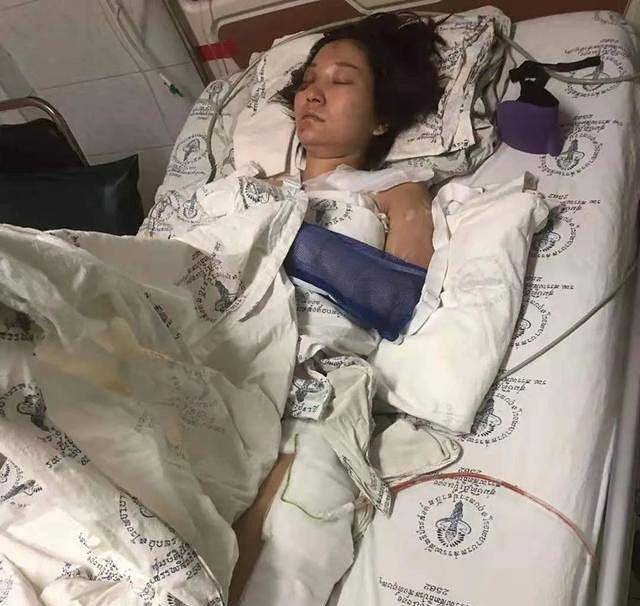 调查报告显示,王暖暖在坠崖过程中被一棵树枝挂了一下,卸掉了一部分力