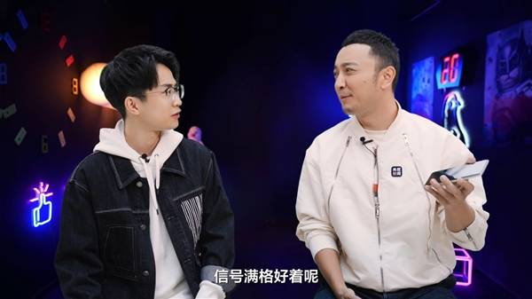 央视探访华为灵犀通信实验室：揭开华为Mate60系列信号时刻在线的秘密(图1)