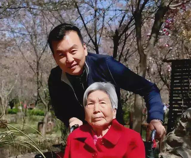 慈母去世,58岁的张泽群携3岁儿子叩拜,他传递着善和孝_母亲_兰草_老人