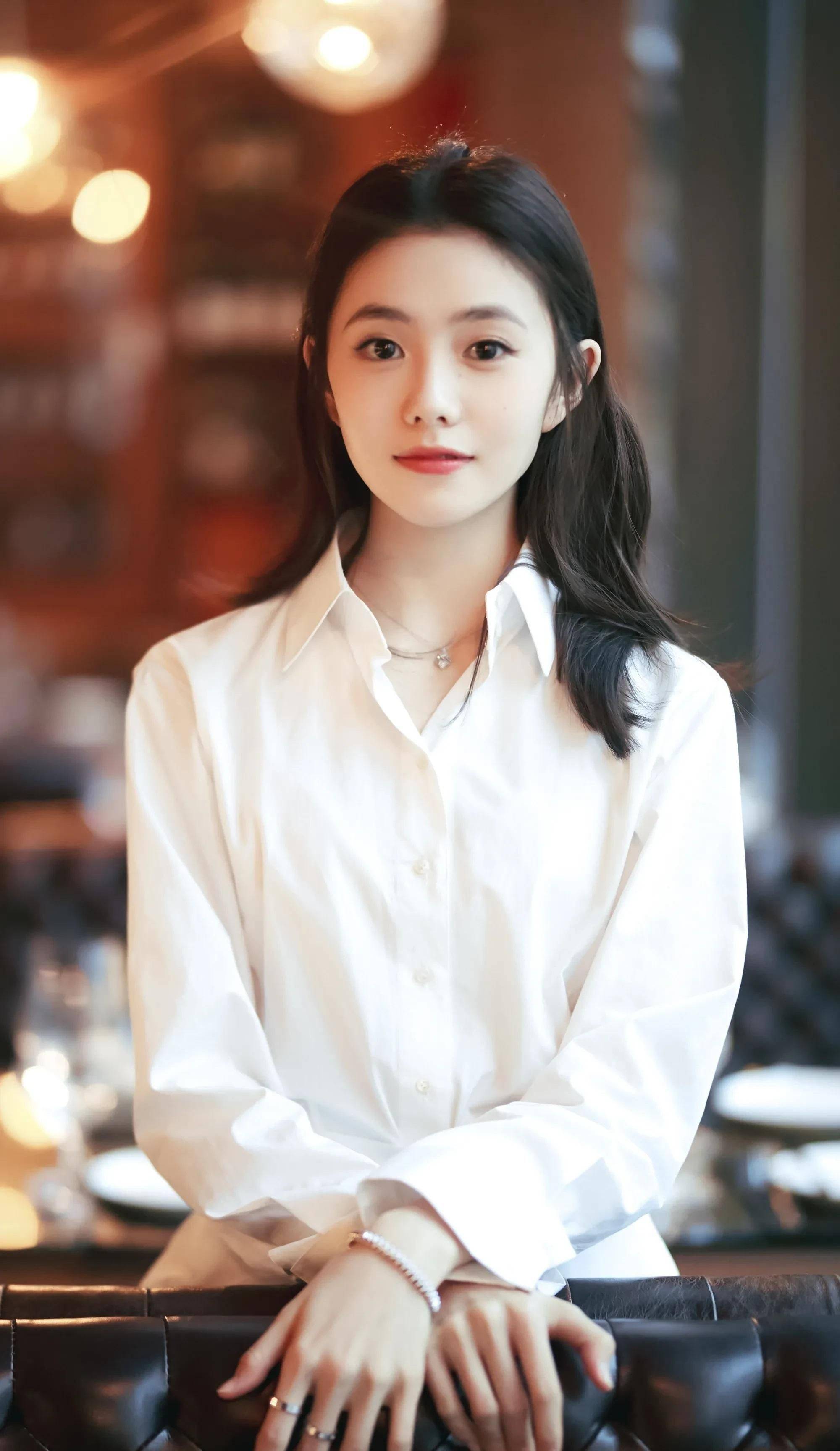 刘浩存被偶遇美若天仙,却被嘲有空好好磨练演技,别天天偶遇路人_表演