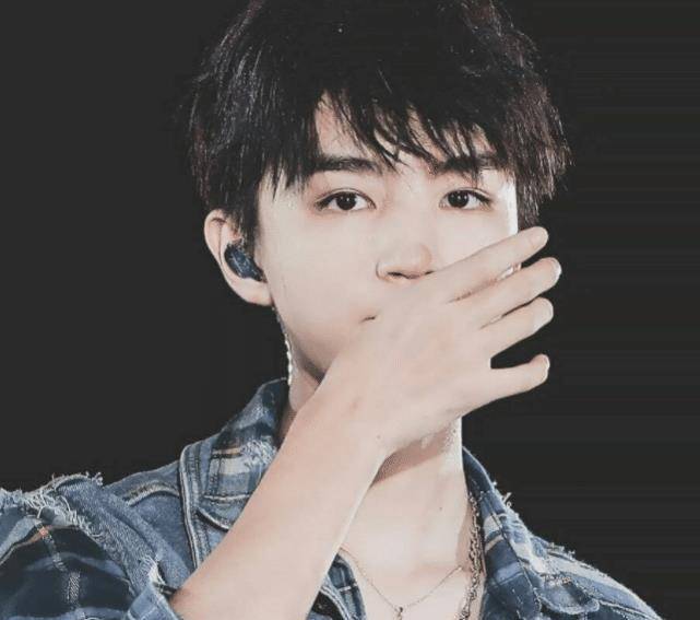 王俊凯的"抽烟照"火了,镜头拉近放大后,小螃蟹们:你尽情的抽_照片