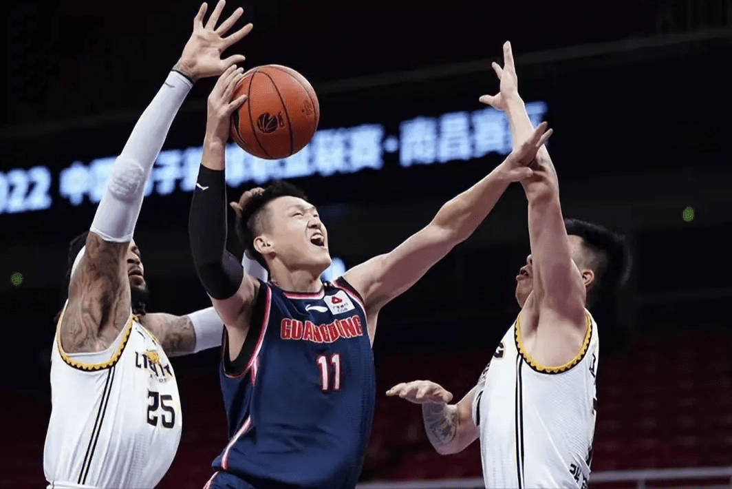 广东队的困境并非仅仅因为开局的失利,还因为内线压力日益增加.