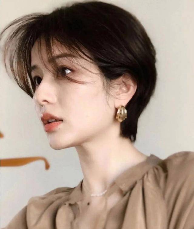 中年女性推荐这5款发型,减龄有洋气,气质柔和,最重要的是脸小_短发