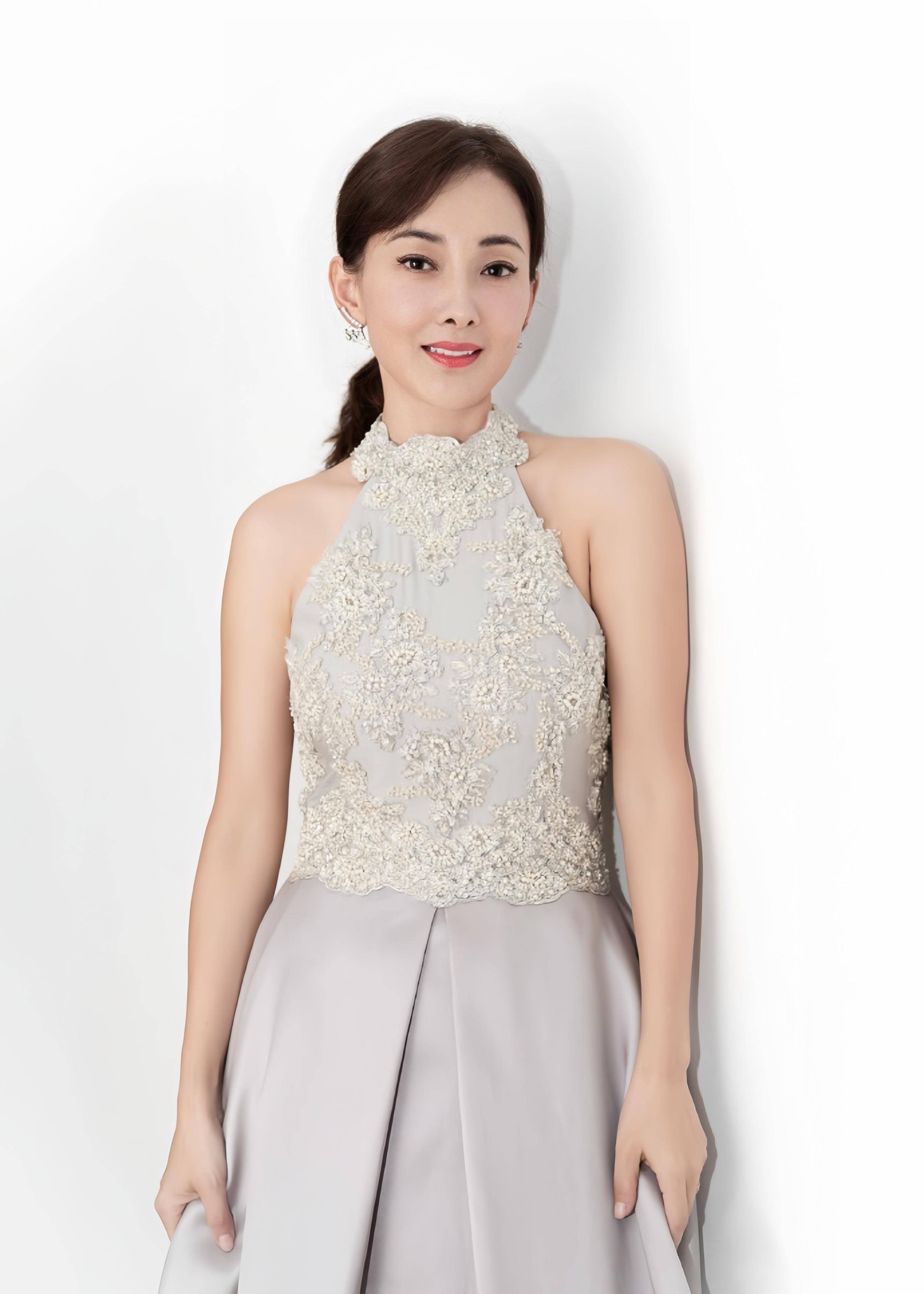 娜文(牛莉饰):运动员出身拿冠军,成为明星登上春晚,嫁给圈外老公低调