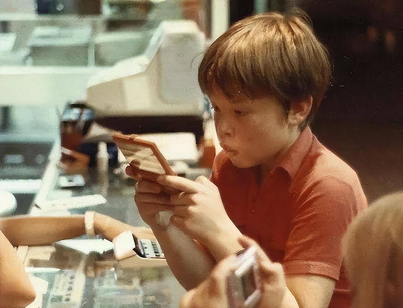 马斯克:一面是天才,一面是疯子,和他那个家暴娶继女的父亲有关_埃罗尔