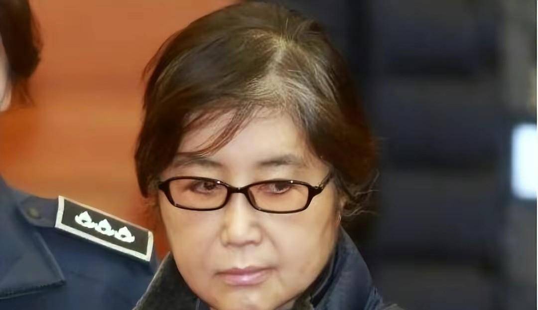 朴槿惠出狱后:染黑发穿紫衣,参加新总统就任仪式,不见丝毫颓态_崔顺实