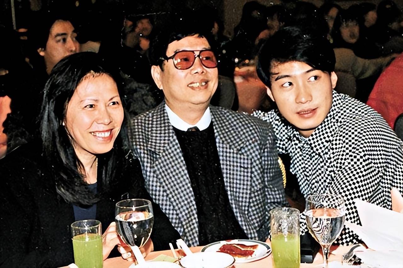 戴思聪的学生很多是香港的天王,天后以及实力派歌手,包括第一个学生是