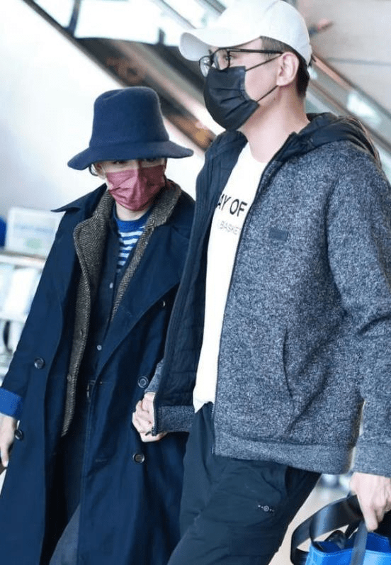 刘烨携女子安娜现身机场,两人亲密互动像热恋小夫妻