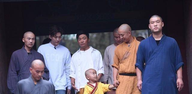 38岁王宝强重回少林寺, 衣锦还乡获师兄弟开心迎接, 大秀拳法状态好