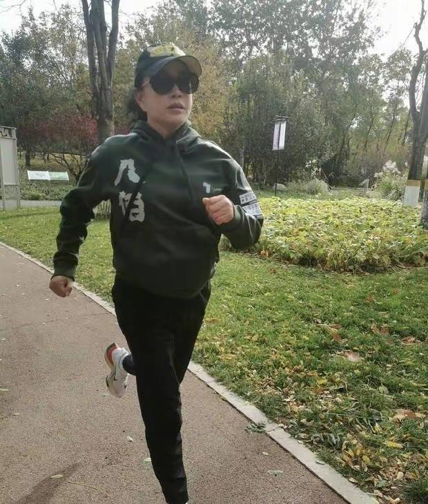 简而言之,刘晓庆穿着运动服跑步和锻炼的照片显示了他令人钦佩的健身