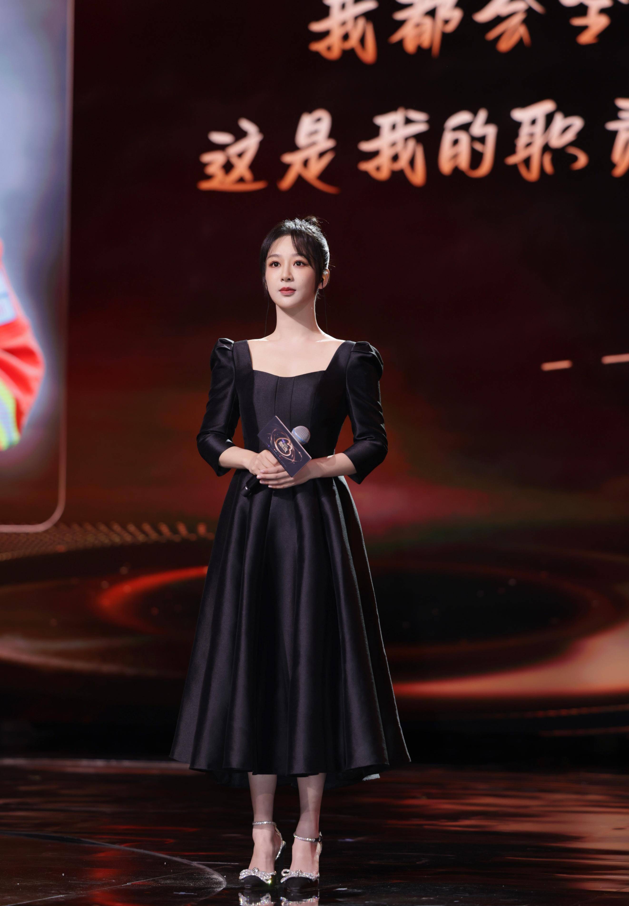 杨紫微博之夜"黑"客造型惊艳众人 穿黑色连身裙亮相 瞬间点燃现场