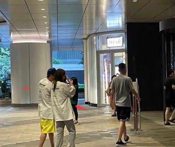 王思聪现身酒吧被拍?左拥右抱多位美女,网友:好潇洒_女生_视频_成都