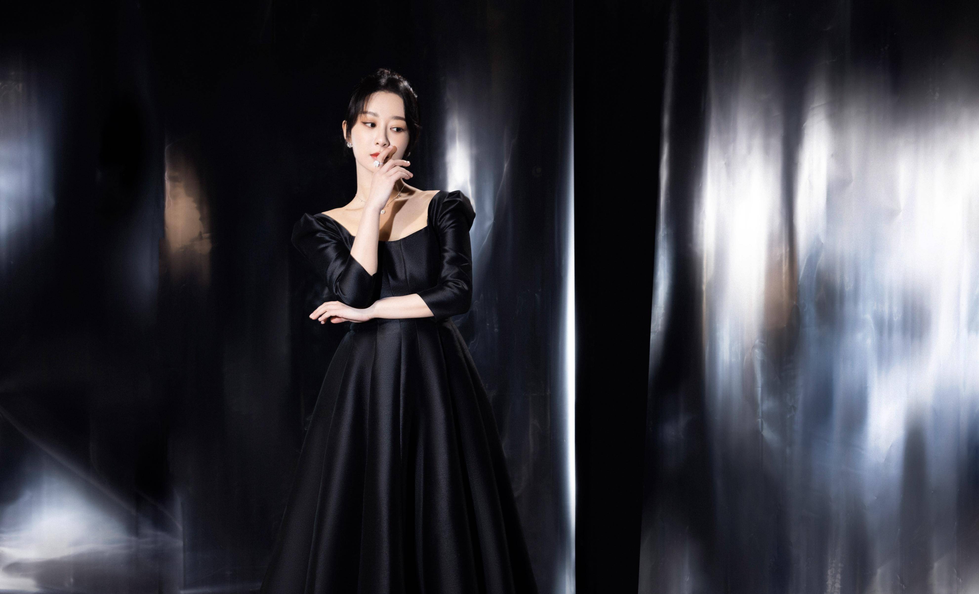 杨紫微博之夜"黑"客造型惊艳众人 穿黑色连身裙亮相 瞬间点燃现场