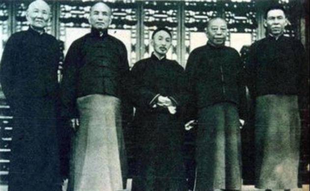 上海解放前,黄金荣拒绝与杜月笙一起逃往香港,晚年在上海扫大街