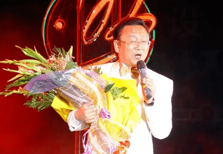 曝！著名歌唱家蒋大为宁波演出被市民嘲讽，牌子上写“滚出中国”  第2张