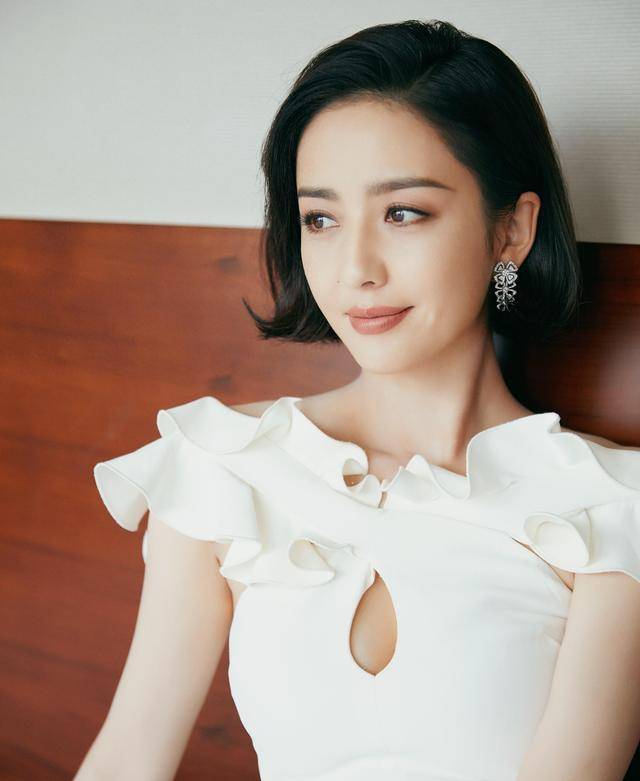 佟丽娅慵懒假日写真大片,40岁魅力不减,抹胸上衣展现迷人锁骨_气质