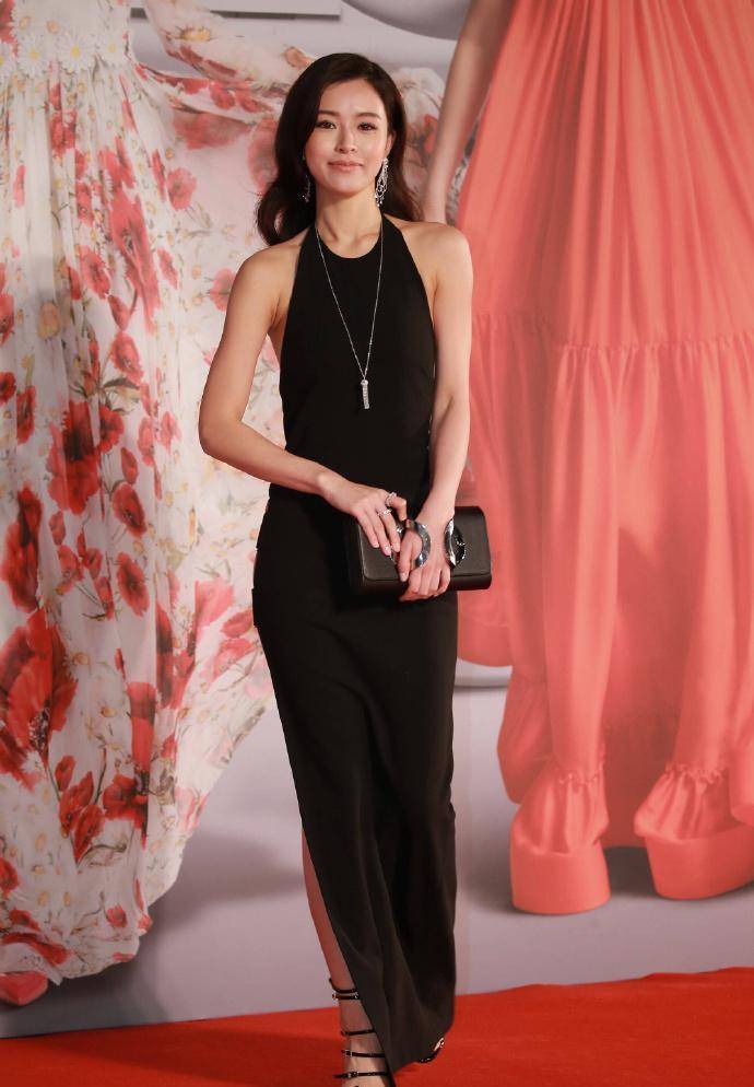 总体而言,文咏珊身着黑色高开叉礼服出现在红地毯上给人留下了深刻的