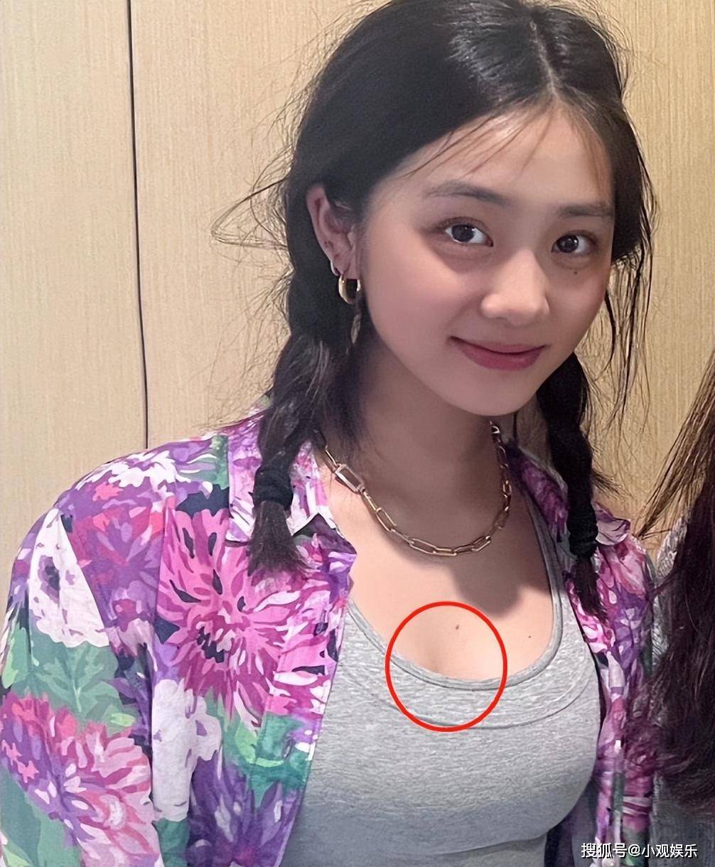 换下舞会服装后,黄多多又穿了一件低领上衣,露出了事业线,这引发了