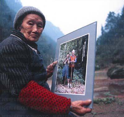 刘国江对徐朝清很好,为了让她方便下山,他用了50多年的时间在这个深山