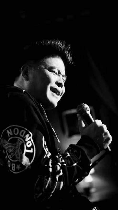 李海云先生,海派实力男歌手,师从上海市歌剧舞剧院孙良女士;曾荣获