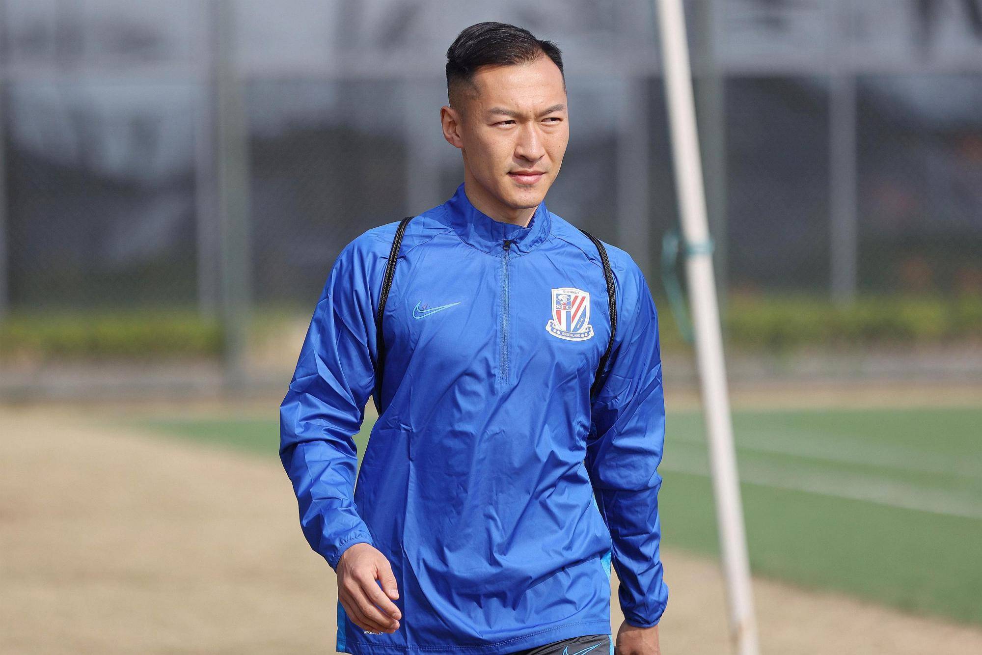 张琳苖,现在是34的年龄, 而且还不管足协的规定,喜欢在身上纹身画鬼符