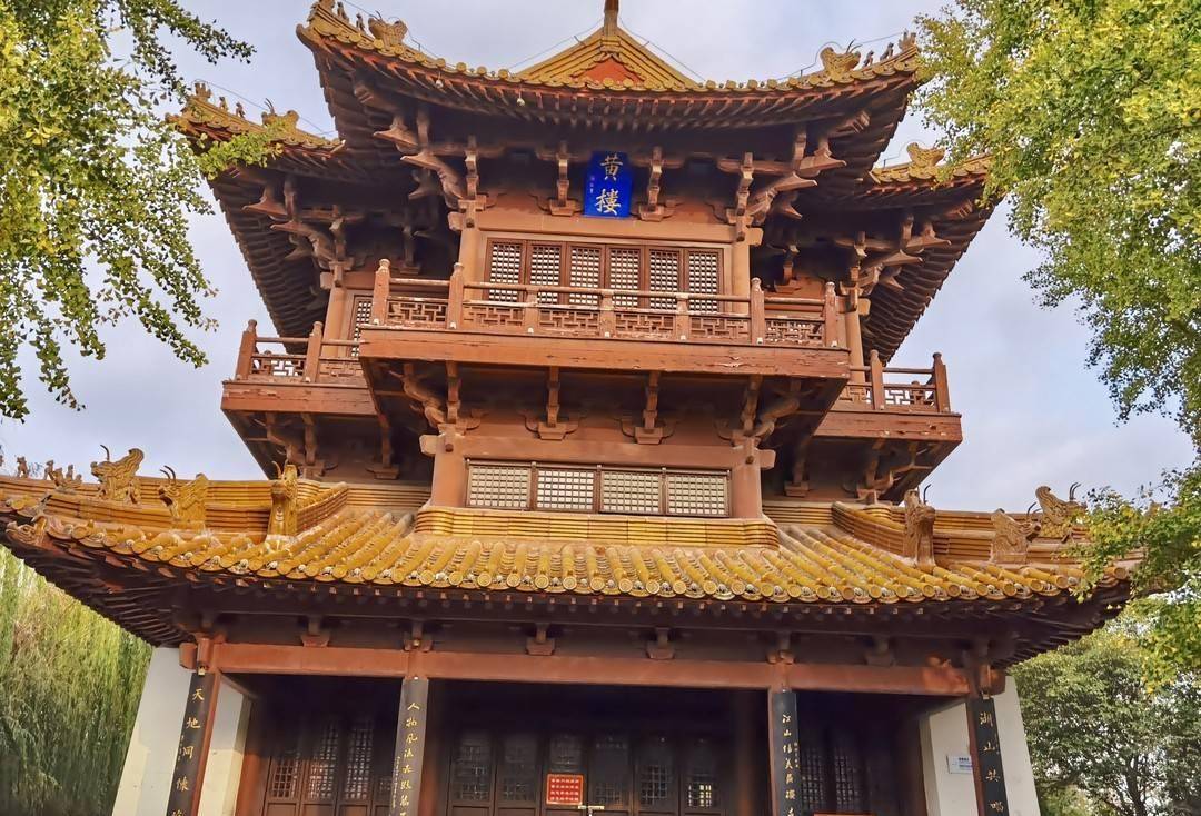 苏轼闻言欣然而行,不久便修建了一座高楼,命名为黄楼,建成之后经常和