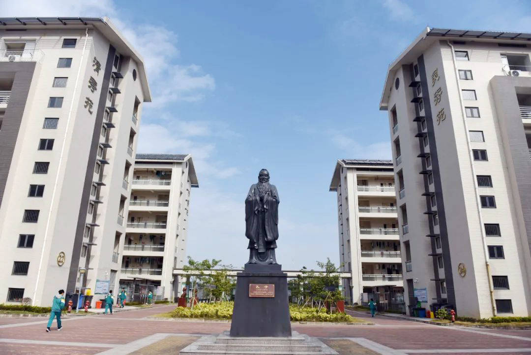 目前秀全中学初升高的升学率达90%以上,2022年重本率是56%,清北班重本