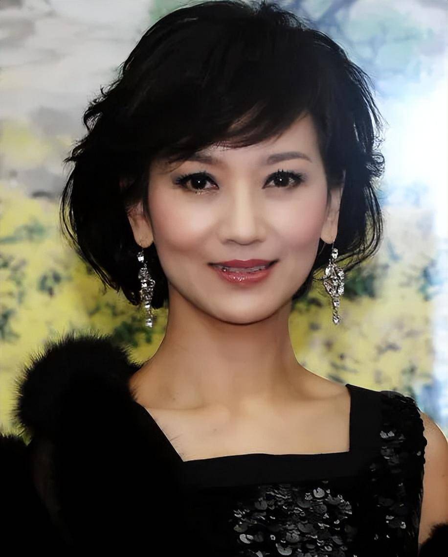 黄锦燊,1946年出生,年纪要比赵雅芝大7岁,同样是无线电视台的演员.