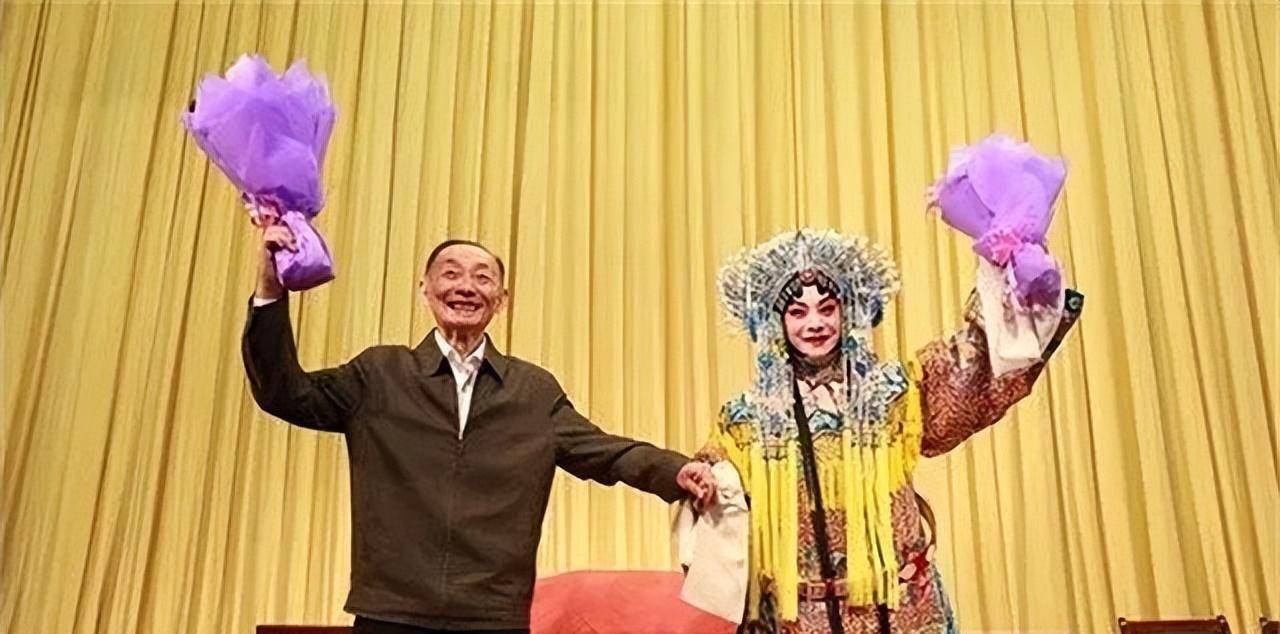京剧大师梅葆玖评价李玉刚:打着梅兰芳旗号,却是博人一笑的小丑_表演