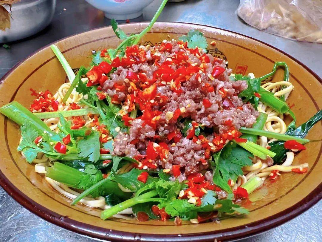 生椒牛肉面,七星椒小米椒特辣警告7272,而且很地道用牛油炒制,肉