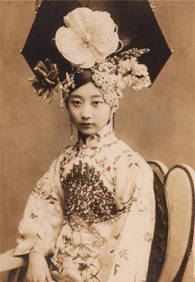 她深深地爱上了清朝的末代皇帝溥仪,然而,这爱情却没有得到回应.