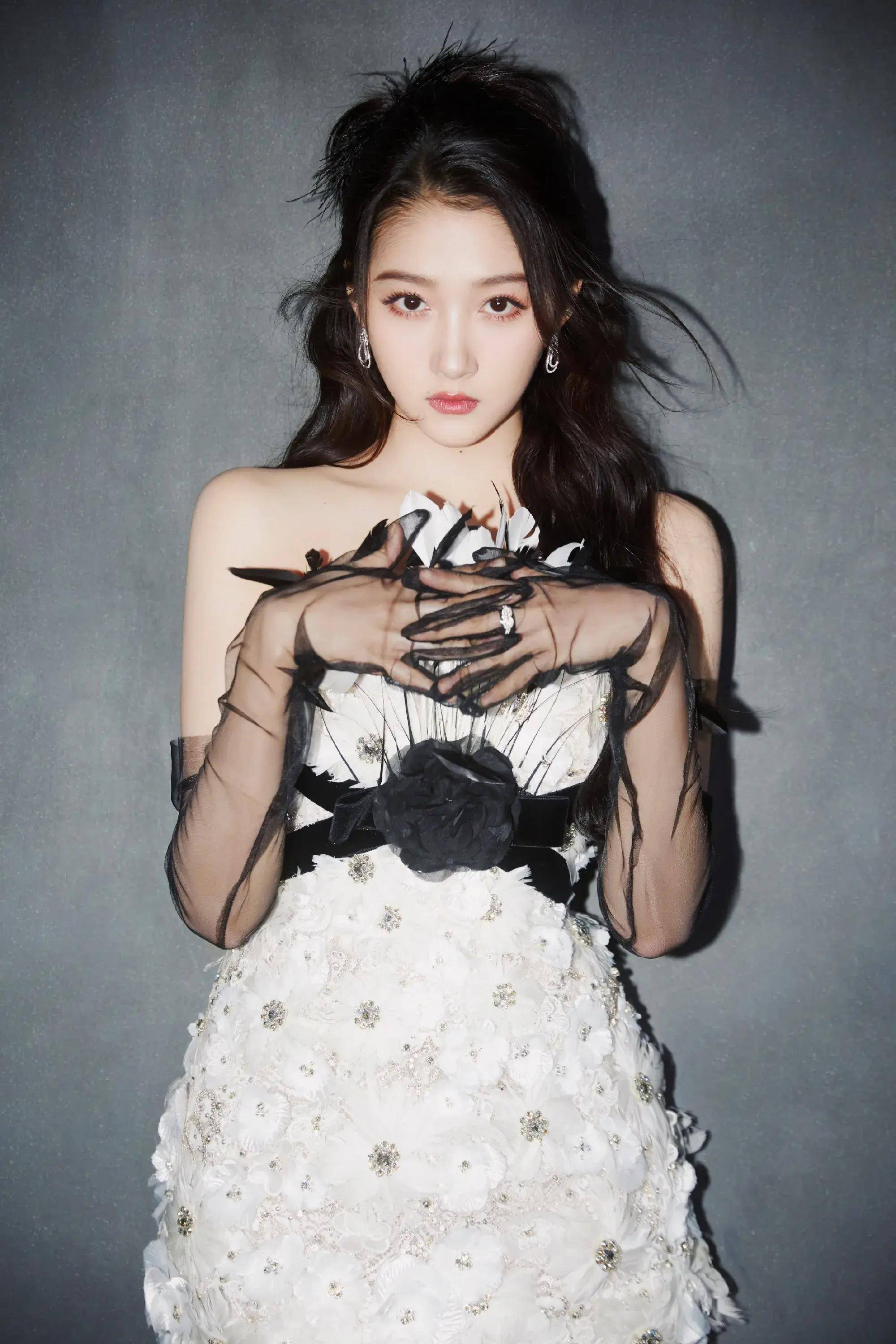 关晓彤羽毛裙配黑丝如同暗夜黑天鹅 长腿吸睛 性感又妩媚_白色_花卉