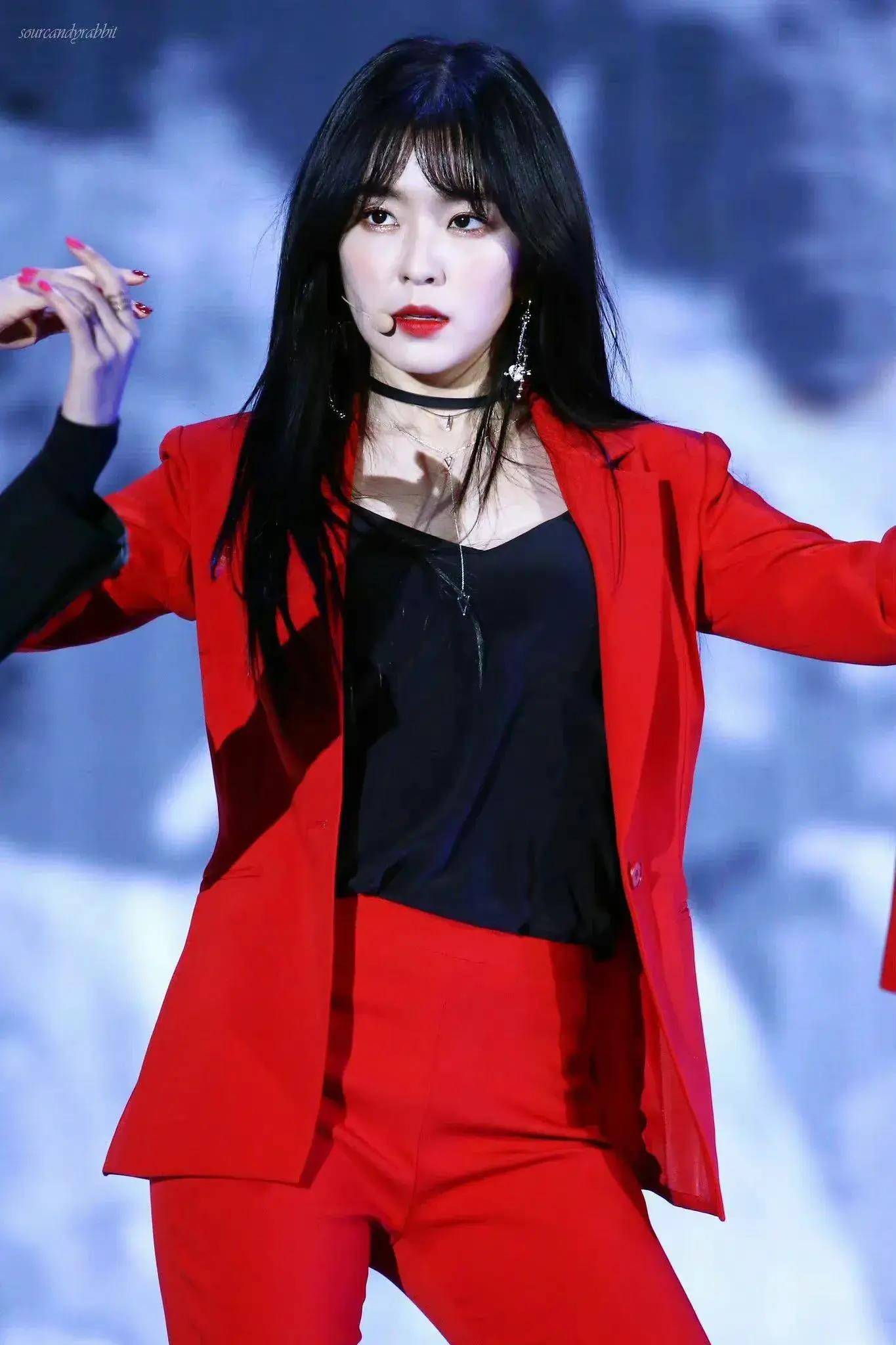 韩国神颜美女裴珠泫_造型_红色_西装