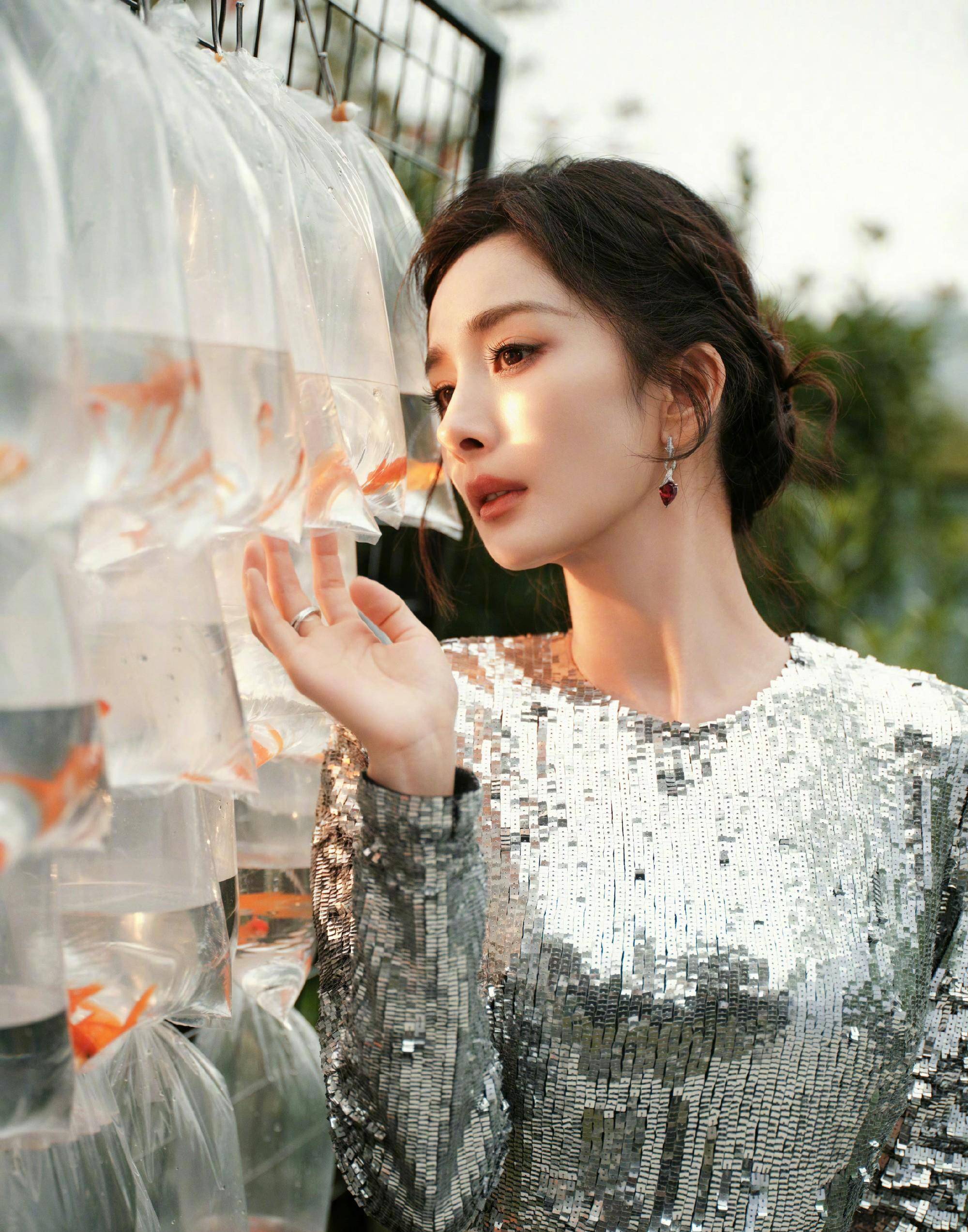 杨幂穿上飘逸银色长裙,瞬间变身仙女!美丽达到新高度_气质_女神_裙子