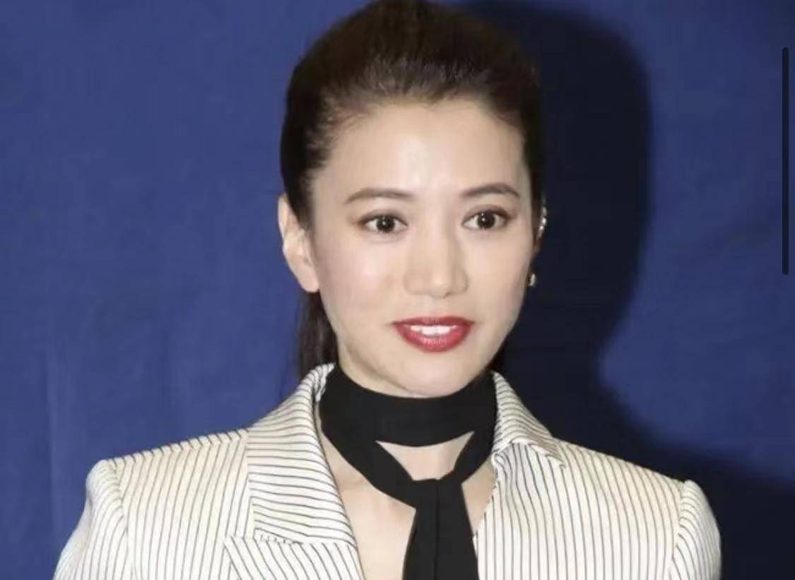 同样是演任盈盈,把梁艺龄,许晴,袁珊珊放在一起,差距一目了然_关之琳