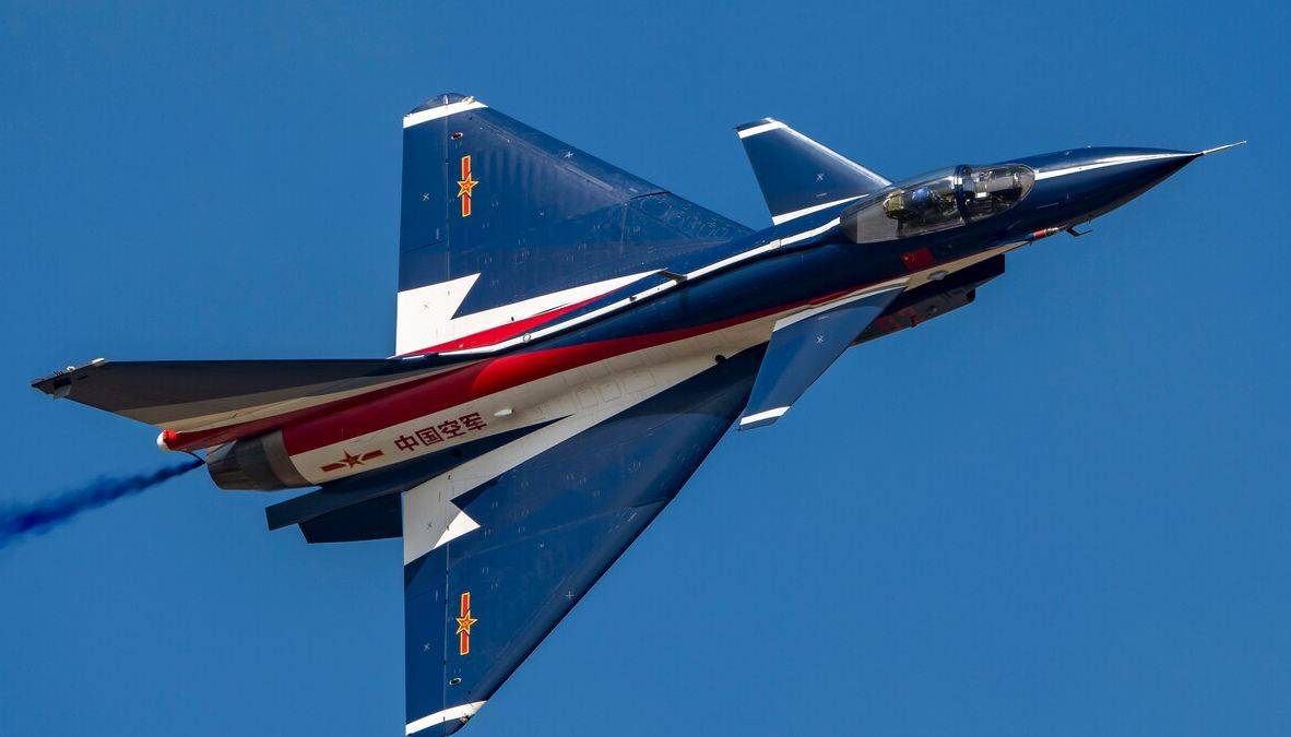 过去战机赴外表演,基本上都有运输机随行,而此次歼-10c编队却是自主