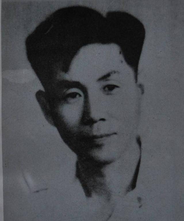 在《悼萧红》一文中,靳以(在上海时曾是邻居)曾这样回忆端木蕻良和