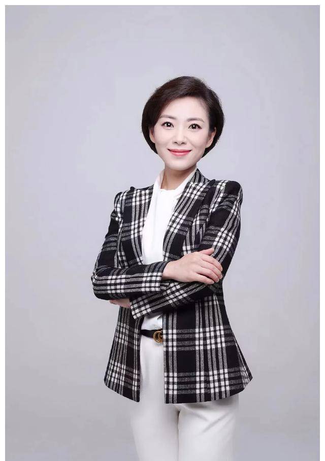 她从黄冈中学音乐老师到卫视联播首席女播