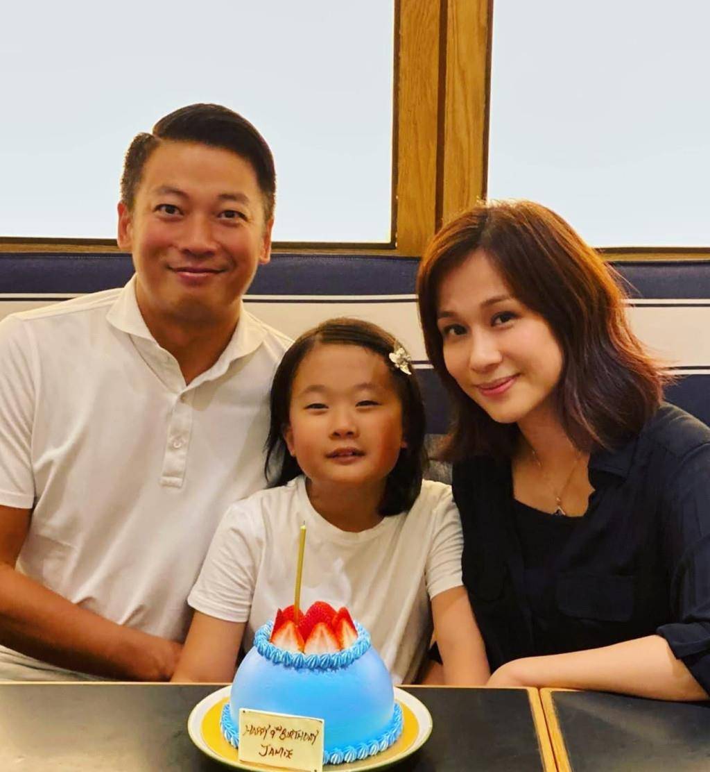 文颂娴时隔17年亮相tvb,短发造型爽朗大方,称女儿已长大可复出_观众