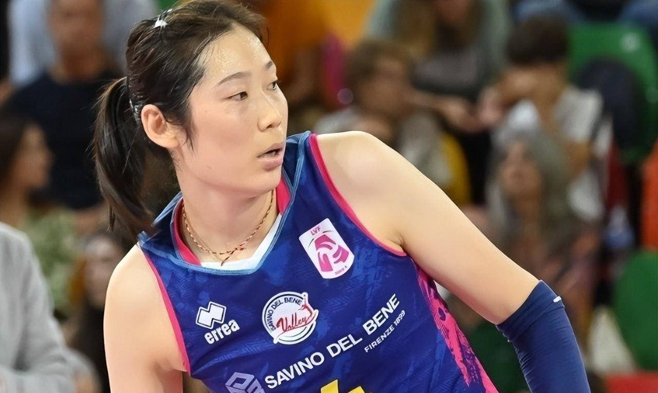 我们女排再次得到好消息,朱婷微笑着出现在镜子里,她的手腕有了新_最