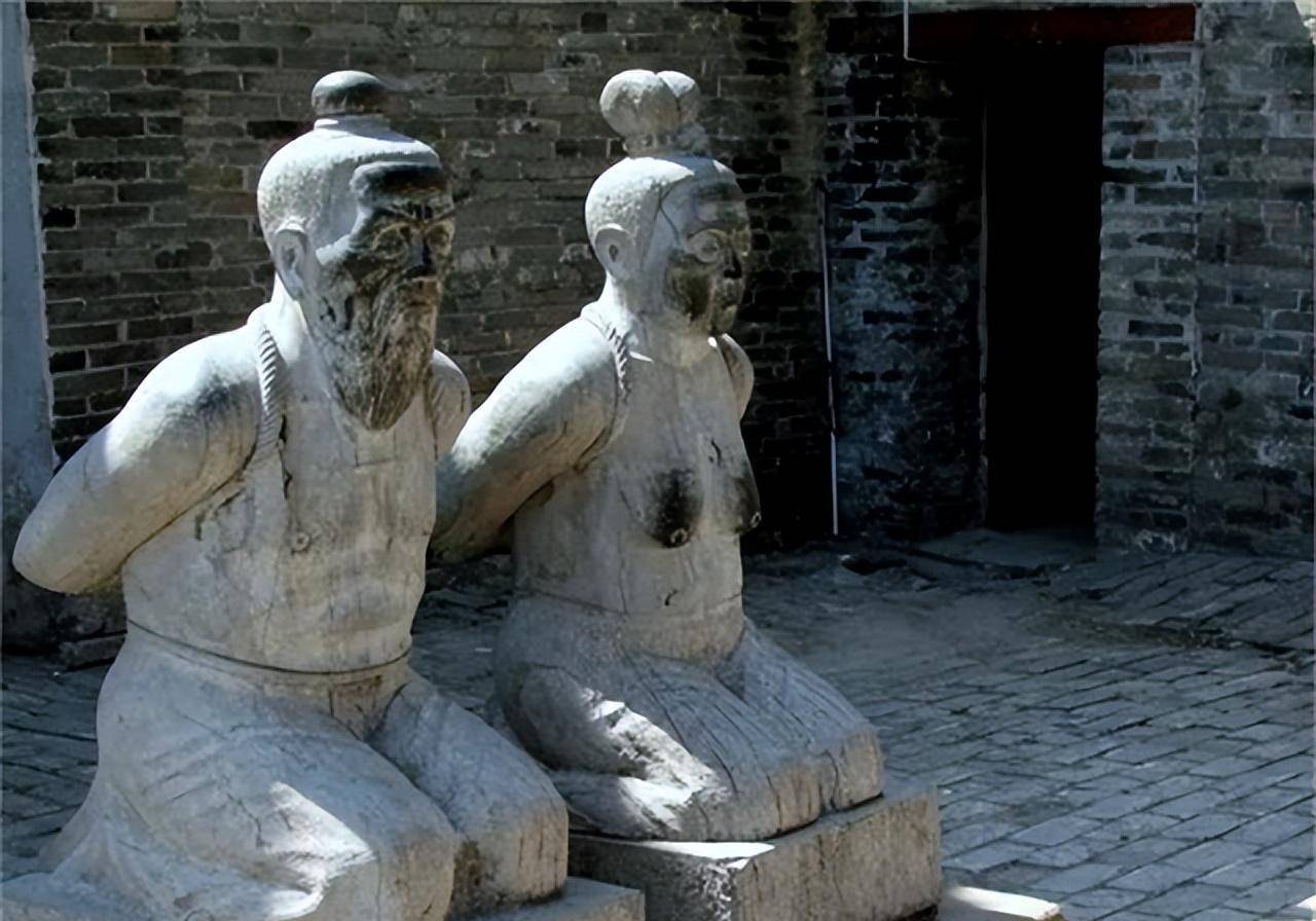 秦桧哥哥后人考上状元,经过岳飞坟墓时作了两句诗,被后人称赞_秦大士