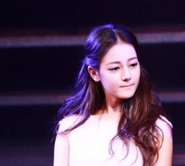 顶流女神迪丽热巴:男粉开劳斯莱斯当街求婚,一年狂赚代言费37亿_杨幂