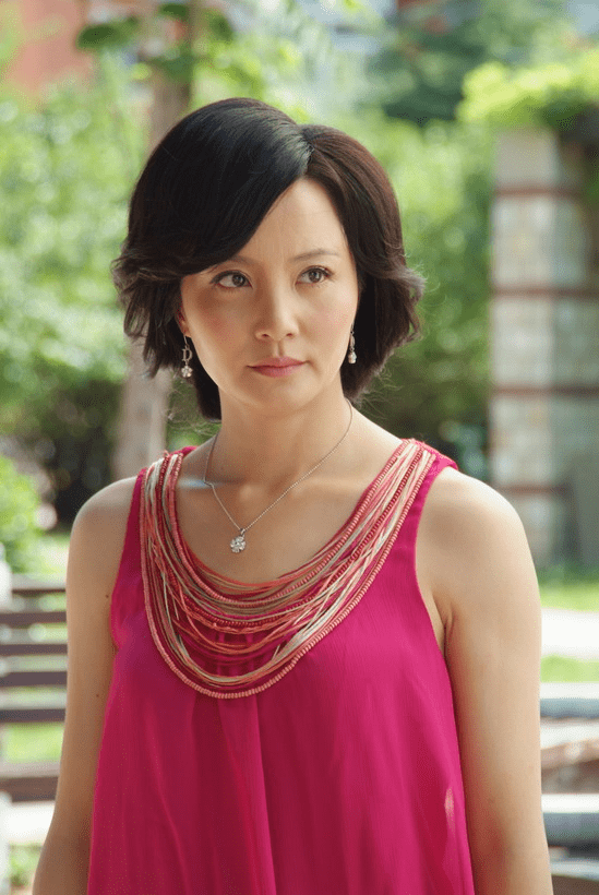 54岁陶红妩媚风情秀"凹凸身材",网友直呼"熟蜜桃"!_陶虹_音乐_社会