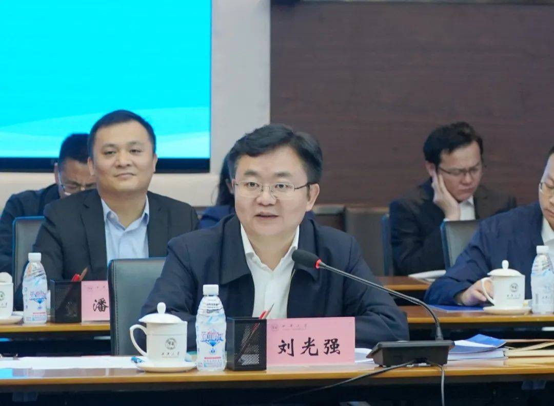 德阳市委副书记,市长刘光强介绍德阳市经济社会发展情况.