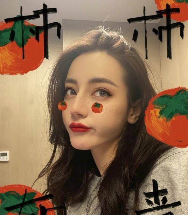 迪丽热巴晒照为自己庆生,文案极有深意,要求自己29岁活在当下_杨幂