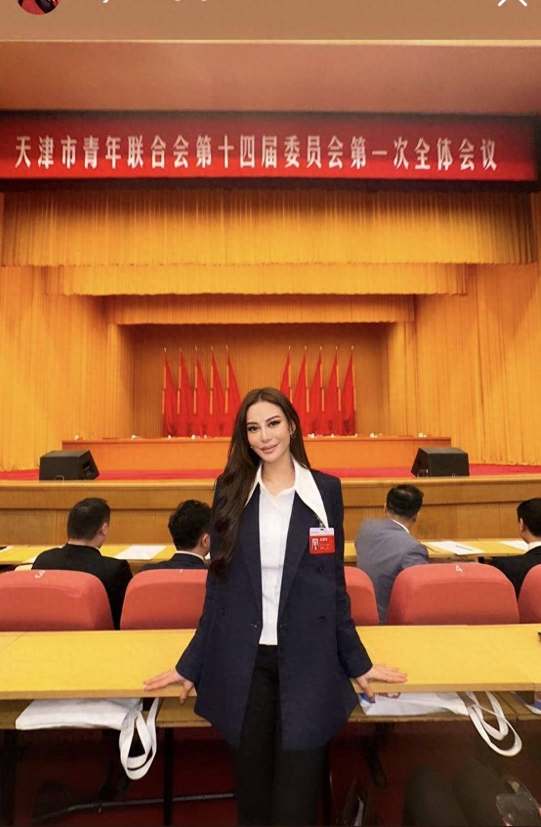 林建岳33岁女儿现身天津，出任青年委员很兴奋，学做狗不理接地气