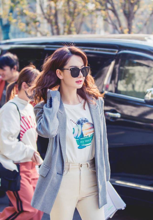 戚薇又换新发型了,一款卷发造型搭配休闲装现身走机场,美呆了_衣服