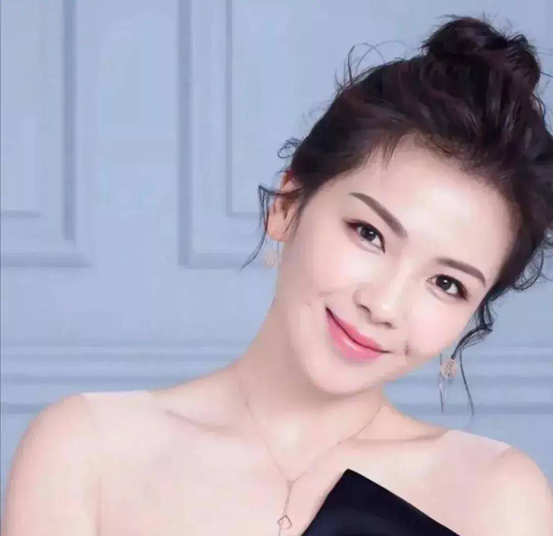 王丽坤的皮肤非常紧致透亮,不化妆也照样能破皮.
