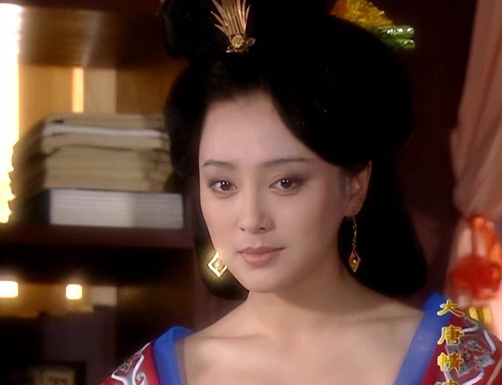 2001年,秦岚在电影《大唐情史》中饰演"武则天",凭借其美貌俘获了